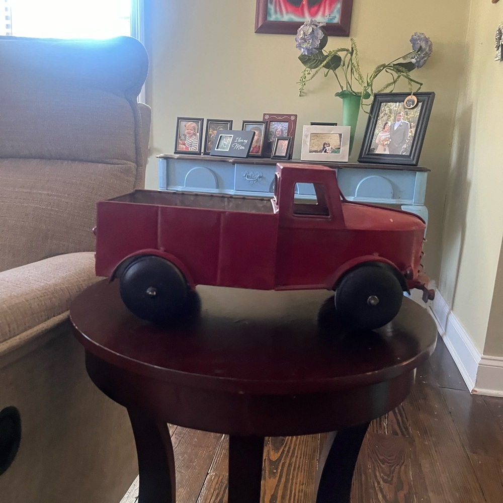 Classic Red Truck Decor - Picture 2 of 6